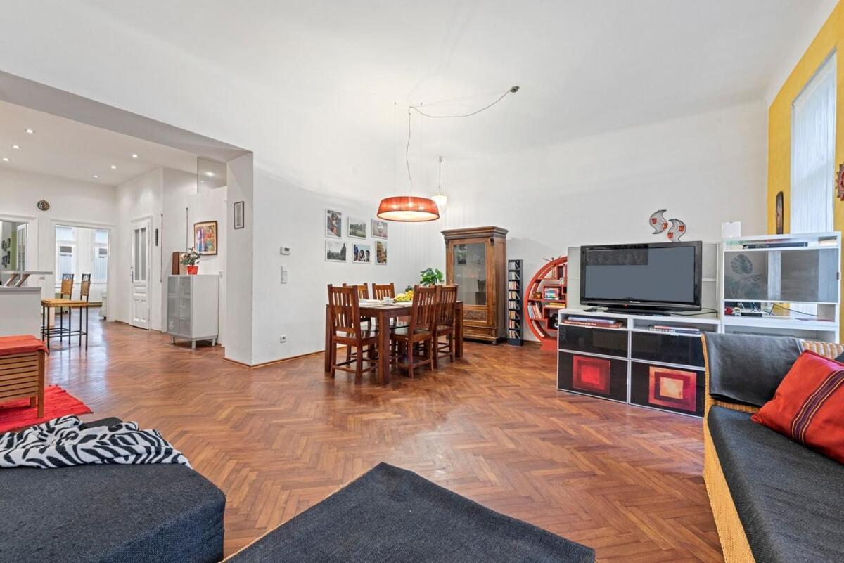 2 Bedroom Vintage Apartment, Garden, Near Schoenbrunn Apartment Wien