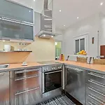 2 Bedroom Vintage Apartment, Garden, Near Schoenbrunn