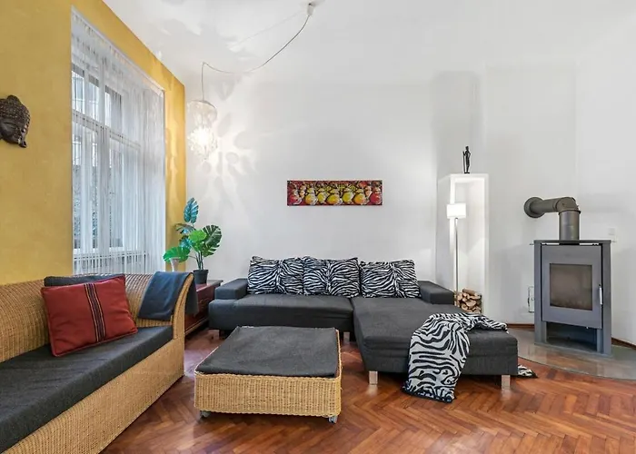 2 Bedroom Vintage Apartment, Garden, Near Schoenbrunn