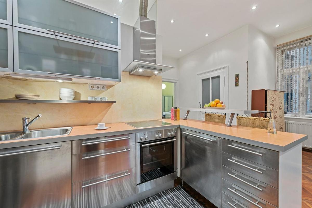 2 Bedroom Vintage Apartment, Garden, Near Schoenbrunn *