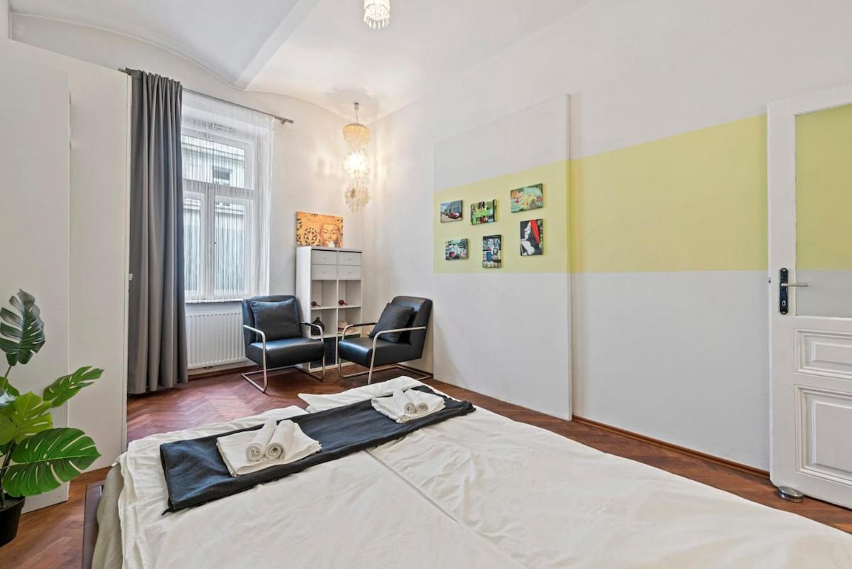 2 Bedroom Vintage Apartment, Garden, Near Schoenbrunn Apartment