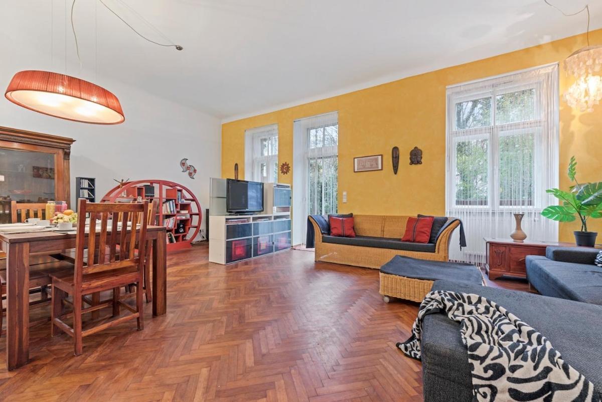 Apartment 2 Bedroom Vintage Apartment, Garden, Near Schoenbrunn Wien