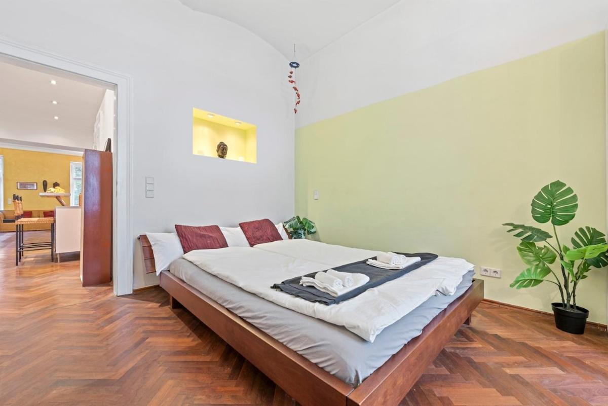 Apartment 2 Bedroom Vintage Apartment, Garden, Near Schoenbrunn Wien