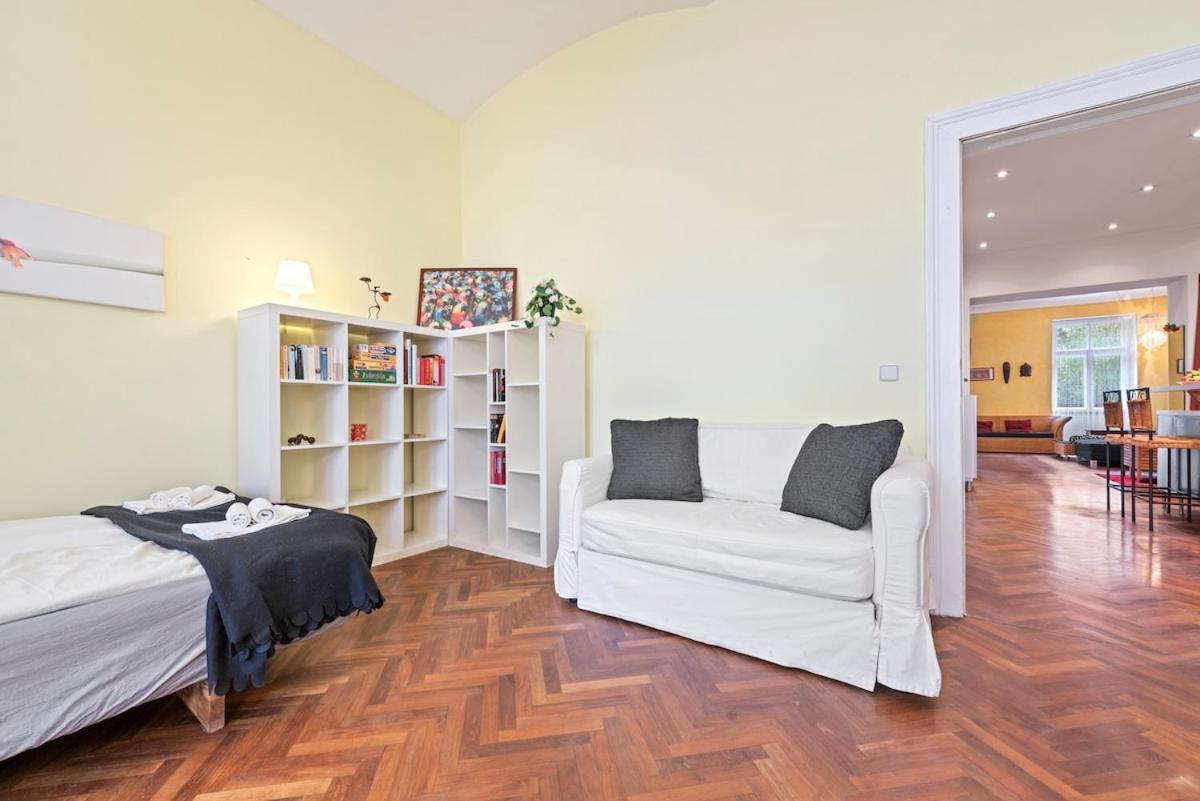 2 Bedroom Vintage Apartment, Garden, Near Schoenbrunn Apartment *