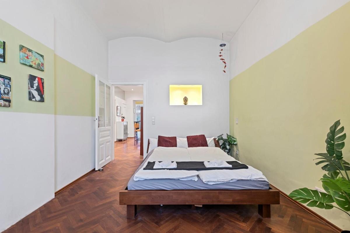 2 Bedroom Vintage Apartment, Garden, Near Schoenbrunn *
