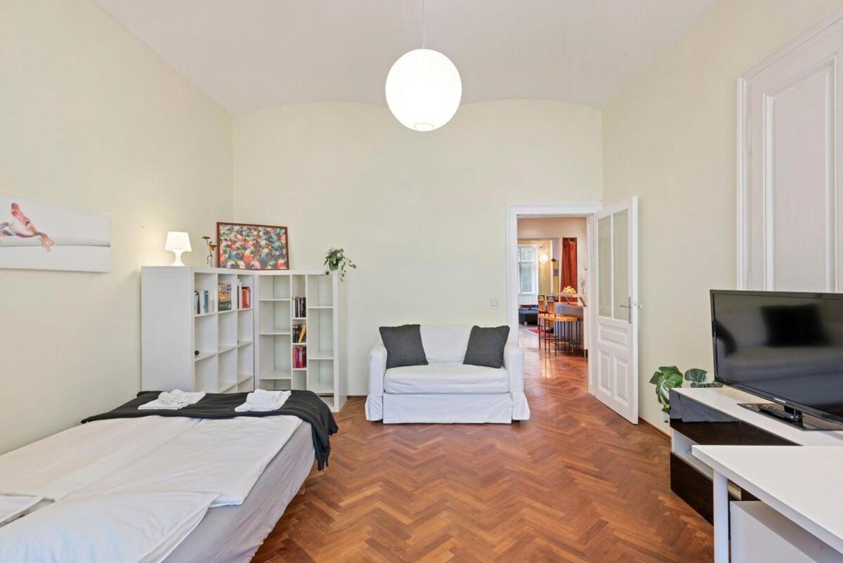 2 Bedroom Vintage Apartment, Garden, Near Schoenbrunn Wien