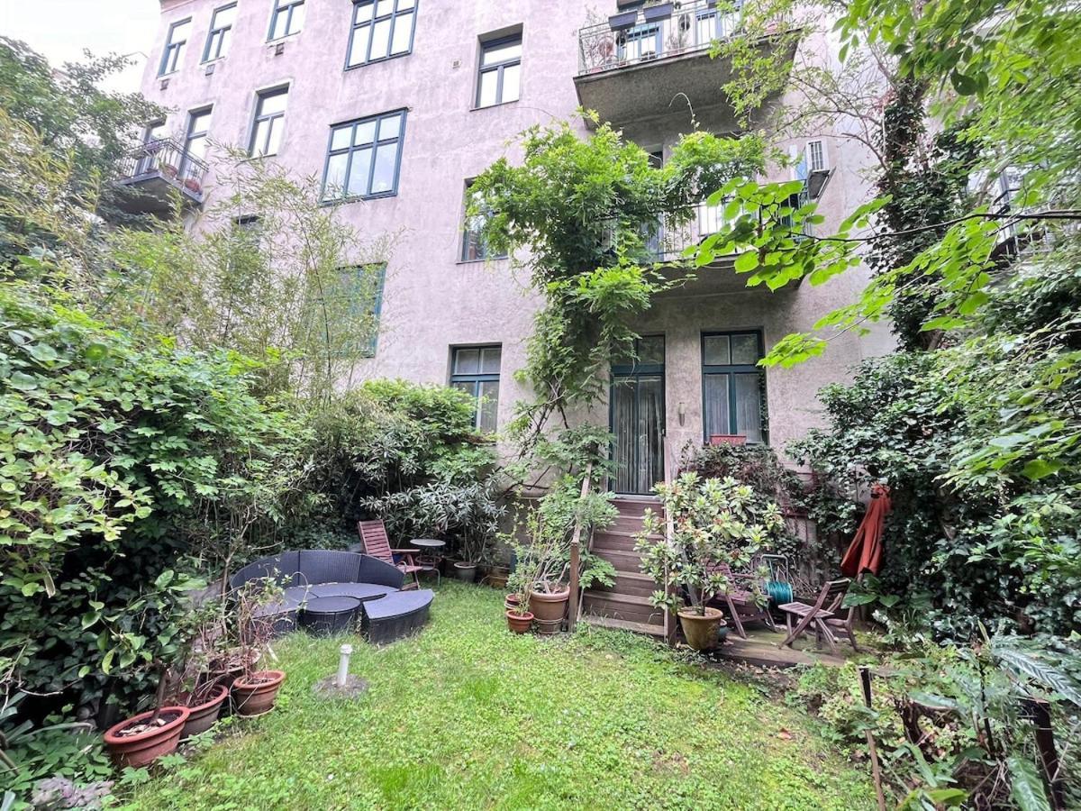 Apartment 2 Bedroom Vintage Apartment, Garden, Near Schoenbrunn Wien