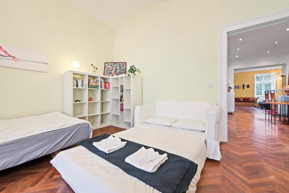 2 Bedroom Vintage Apartment, Garden, Near Schoenbrunn Wien