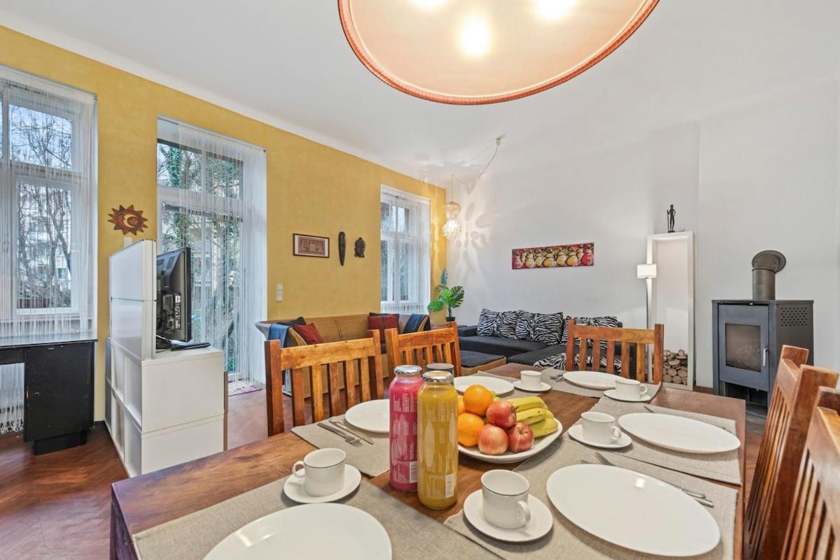 2 Bedroom Vintage Apartment, Garden, Near Schoenbrunn Apartment *