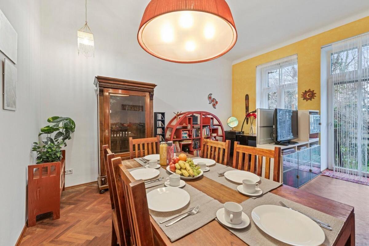 2 Bedroom Vintage Apartment, Garden, Near Schoenbrunn Apartment Wien