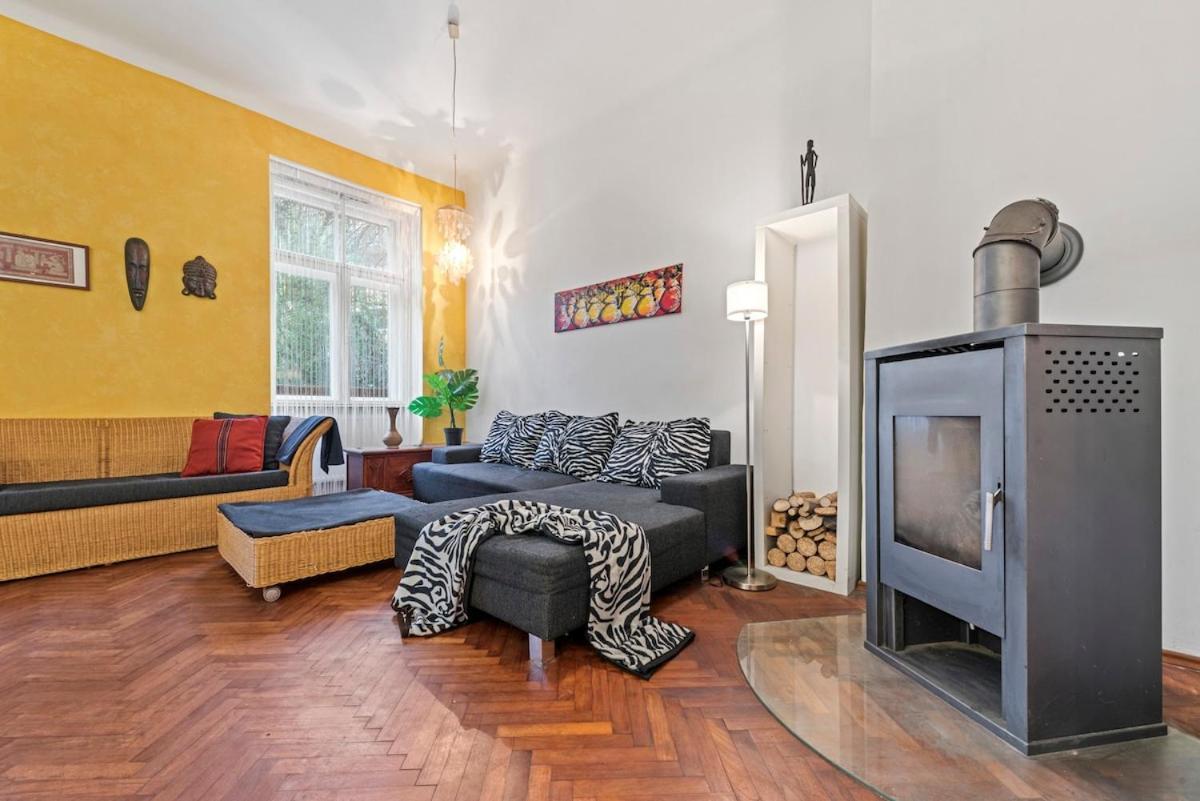 2 Bedroom Vintage Apartment, Garden, Near Schoenbrunn *