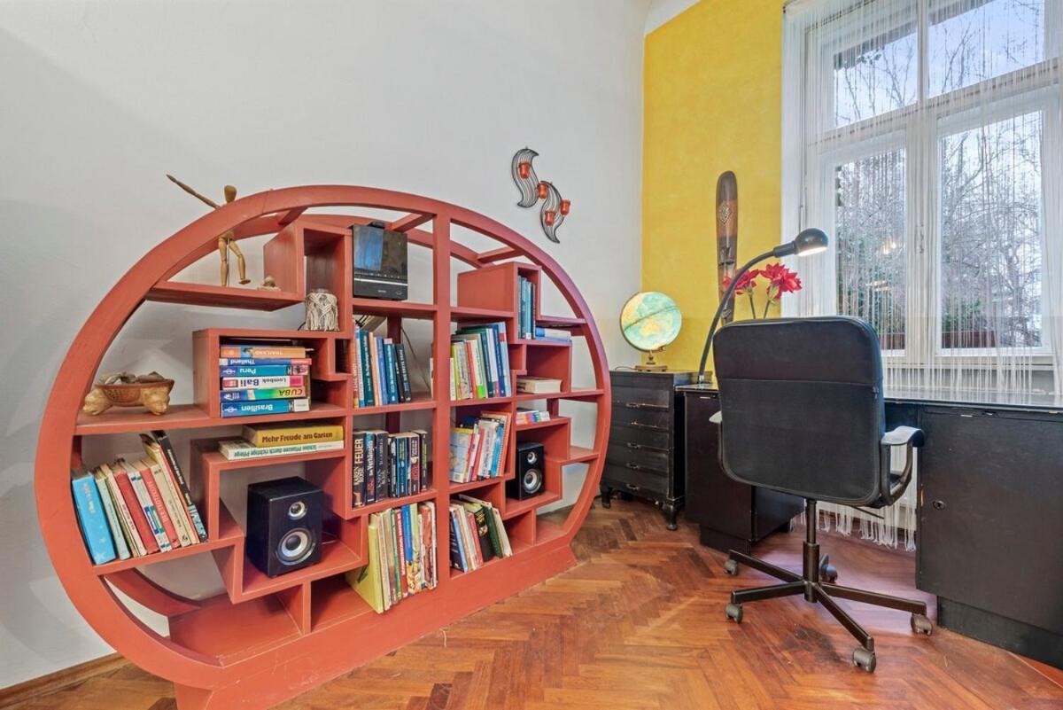 2 Bedroom Vintage Apartment, Garden, Near Schoenbrunn Wien
