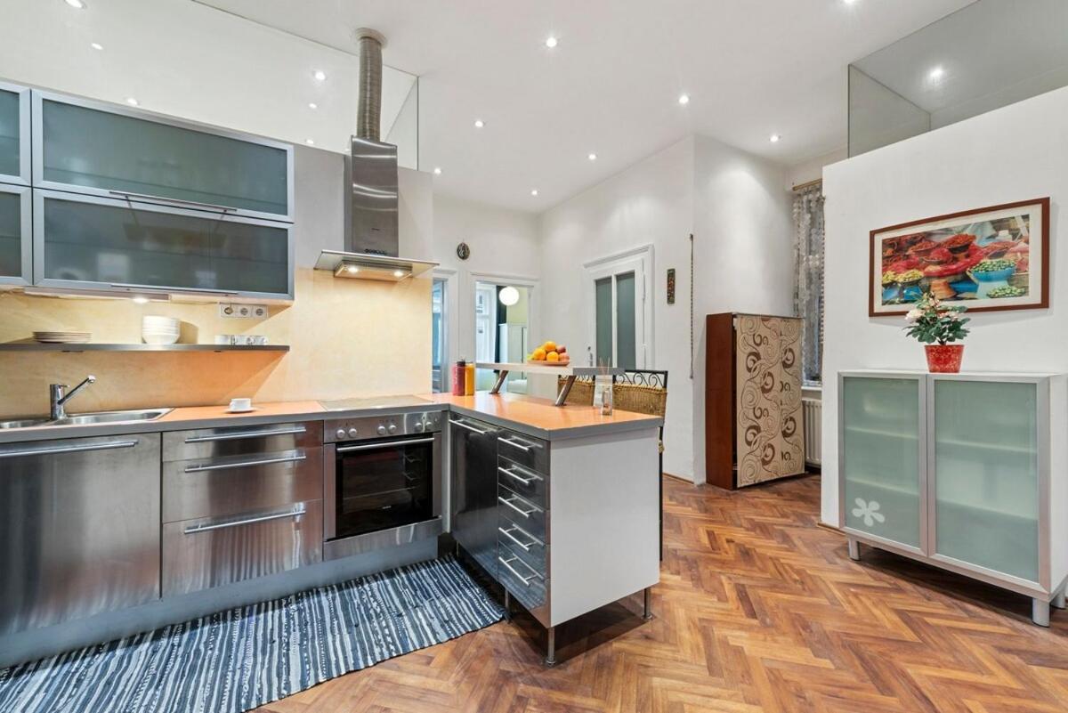 2 Bedroom Vintage Apartment, Garden, Near Schoenbrunn Wien