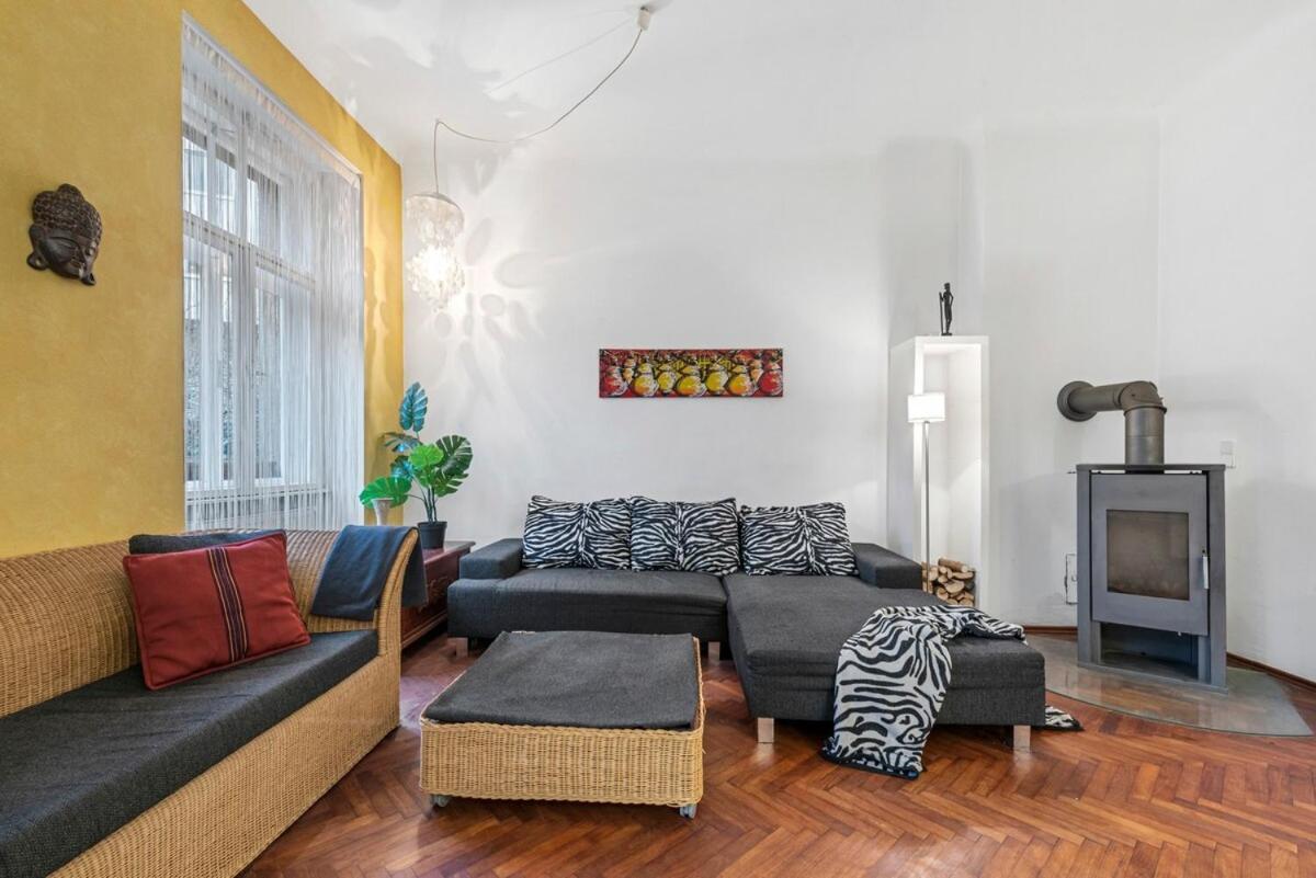 2 Bedroom Vintage Apartment, Garden, Near Schoenbrunn Apartment